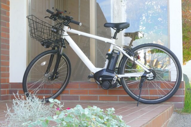 白い電動自転車の画像
