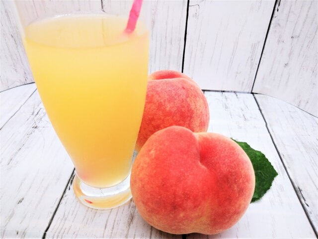 桃とジュースの画像