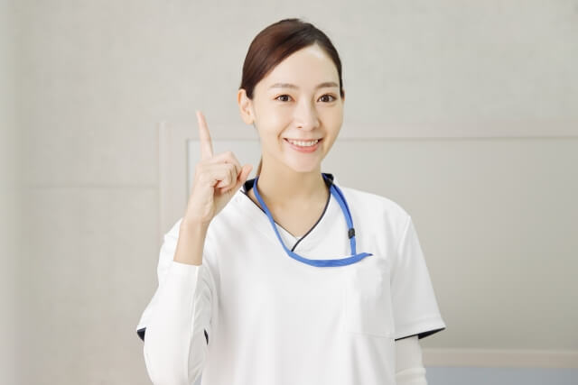指さしをしている看護師の画像